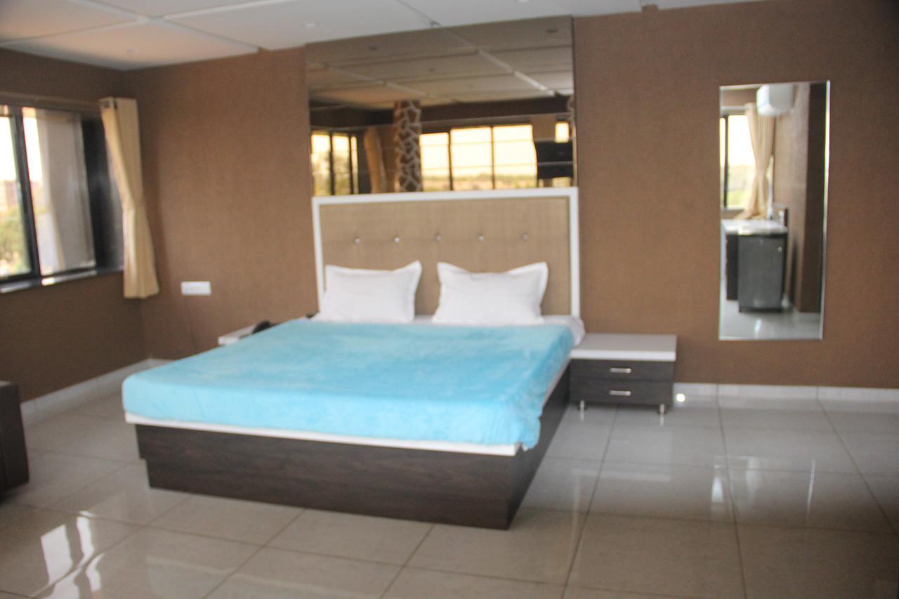 Dev Motel And Banquet Nadiad Exterior photo