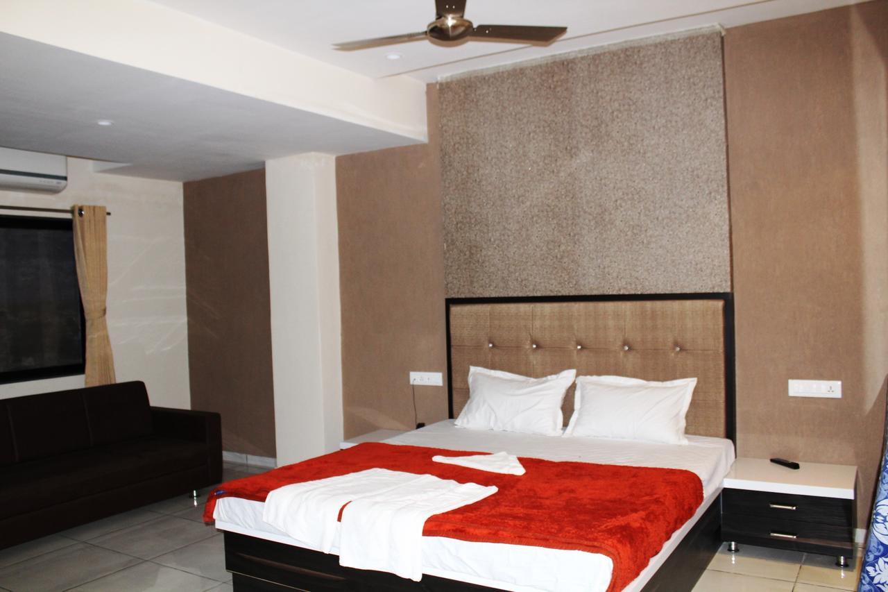 Dev Motel And Banquet Nadiad Exterior photo